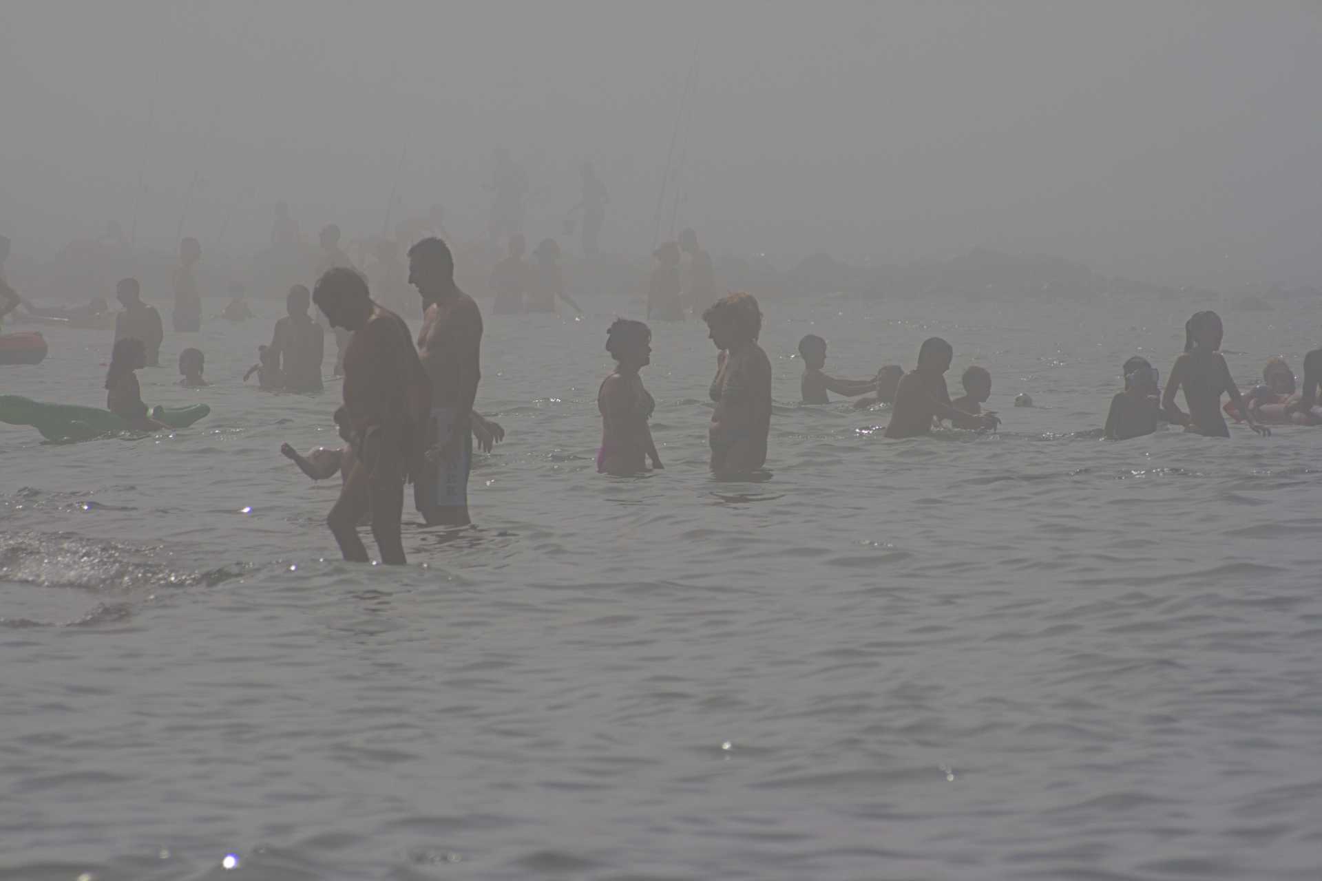 Ostia si sveglia nella nebbia